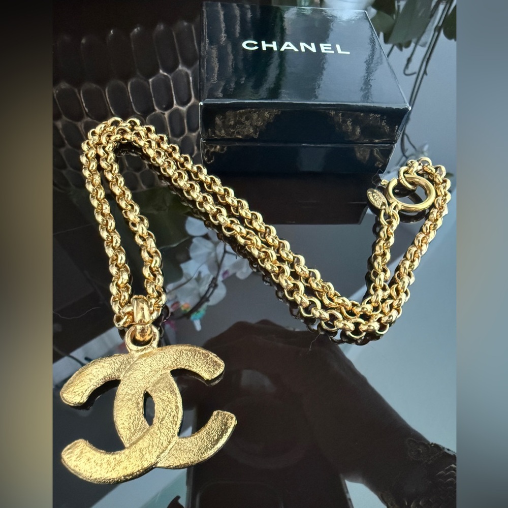 LOT 2082 24K gold plated CHANEL vintage necklace CC